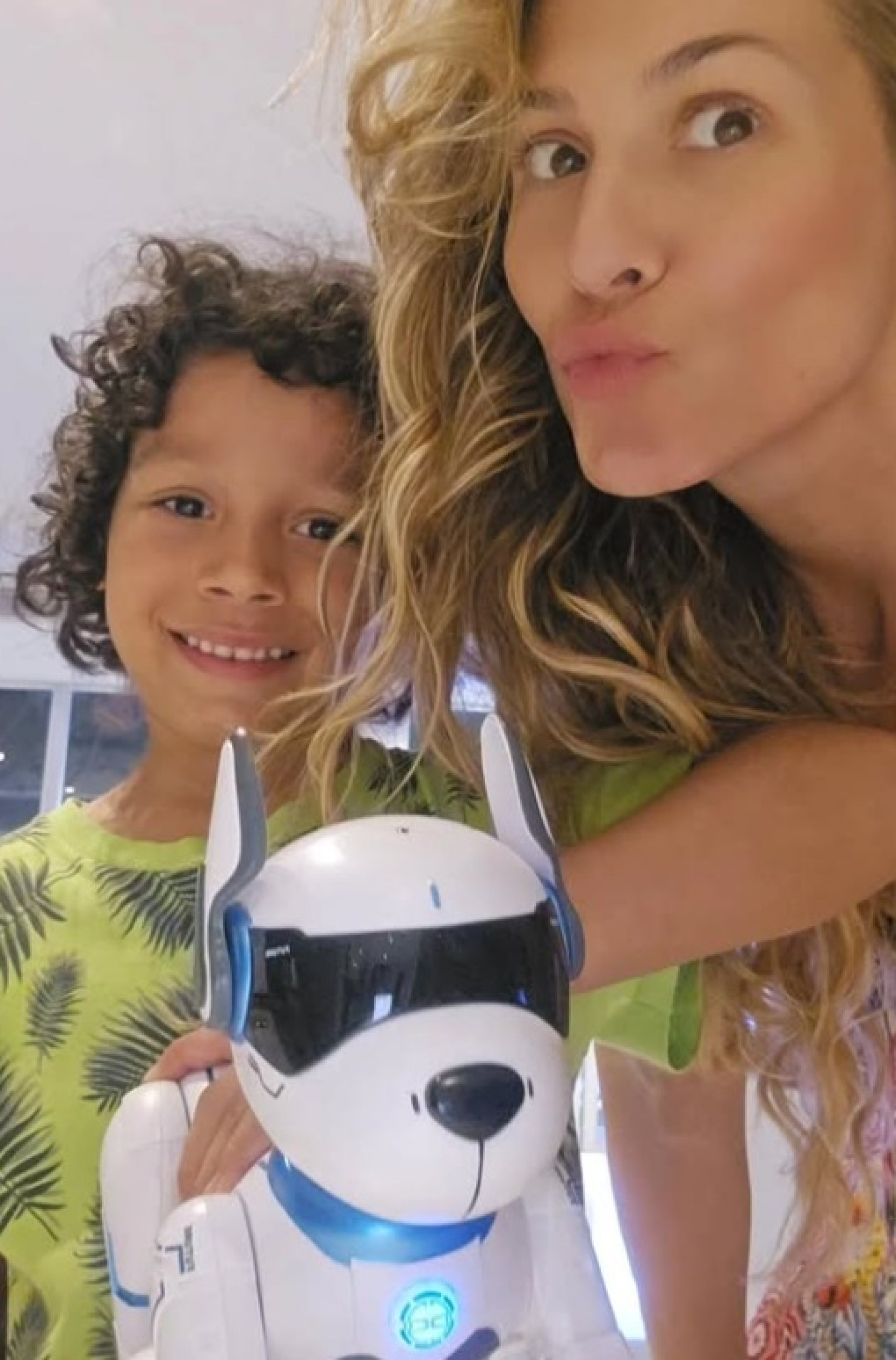 Lívia Andrade e família - Reprodução / Instagram