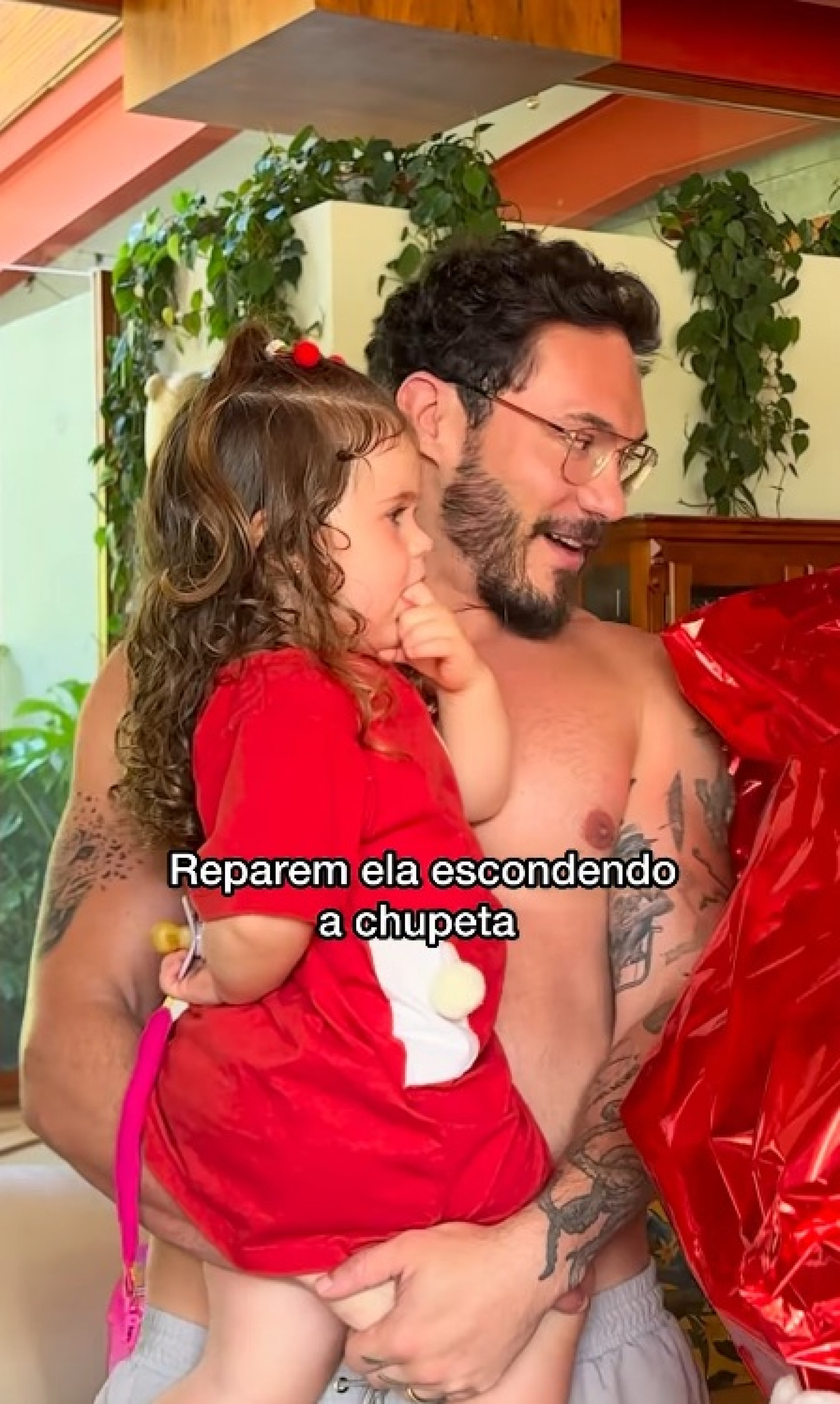 Lua escondendo a chupeta para o Papai Noel não pegar - Reprodução / Instagram