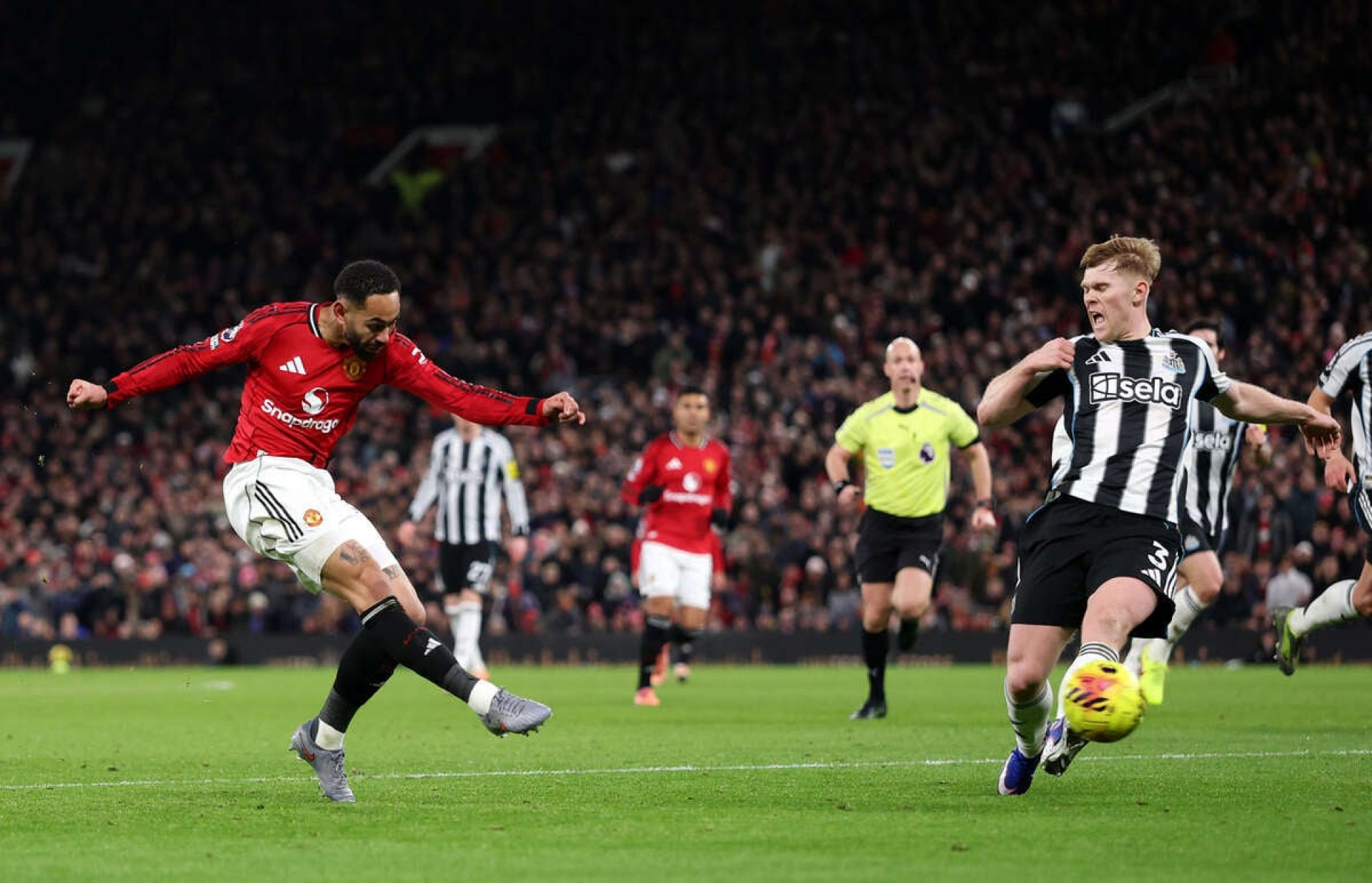 Manchester United vence o Newcastle na abertura da rodada da Premier League