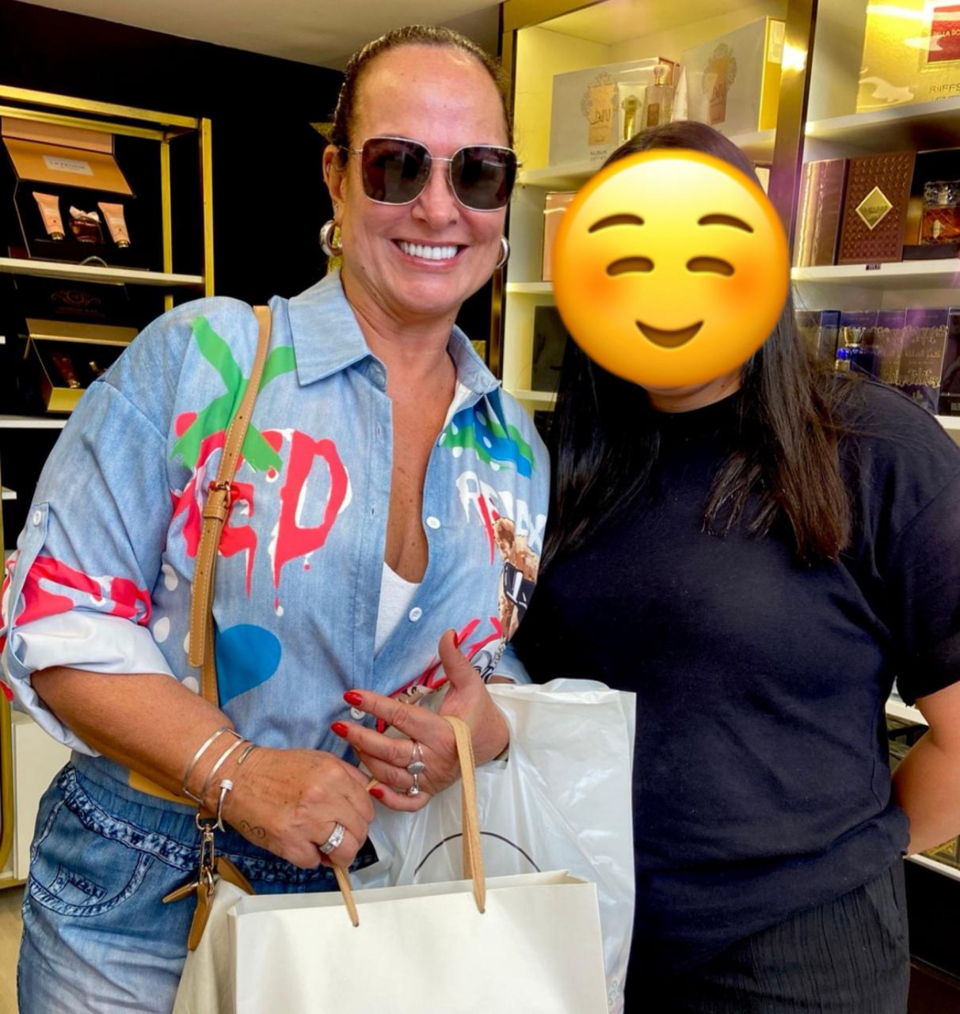 Nadine Gonçalves esteve em shopping do Rio e escolheu fragrâncias conhecidas como 'contratipos' - Foto: Reprodução