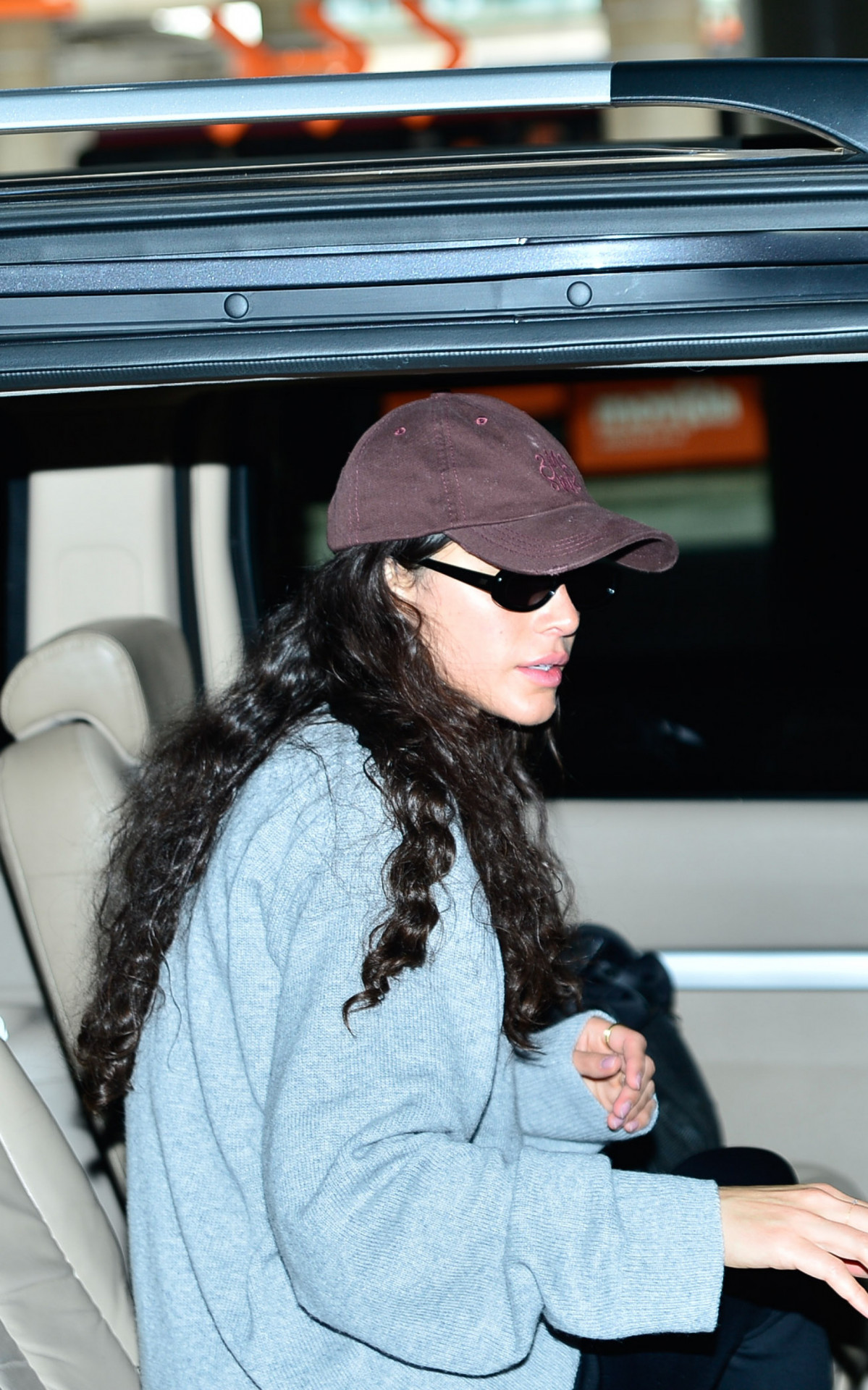 Bruna Marquezine deixa aeroporto de Guarulhos em carro