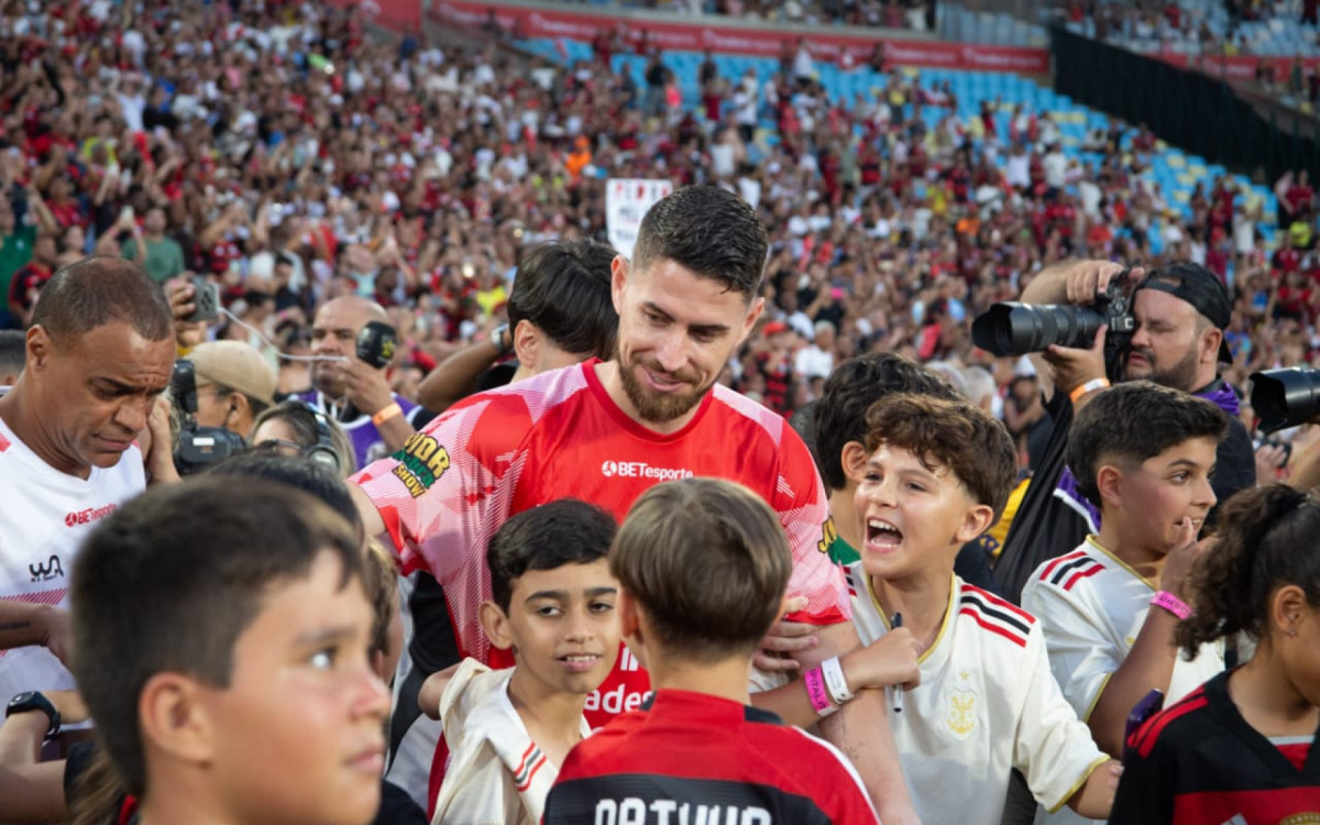 Jorginho se prepara para entrar em campo no 'Jogo das Estrelas'