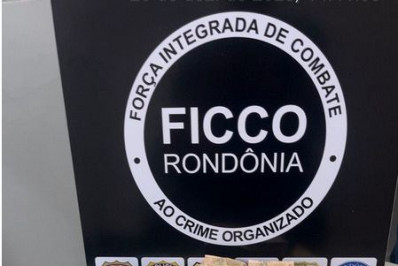 Homem é preso com R$ 245 mil em espécie e barra de ouro