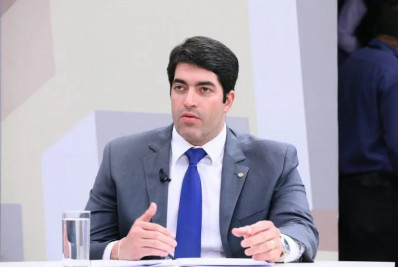 Filho de senador, deputado federal renuncia ao cargo