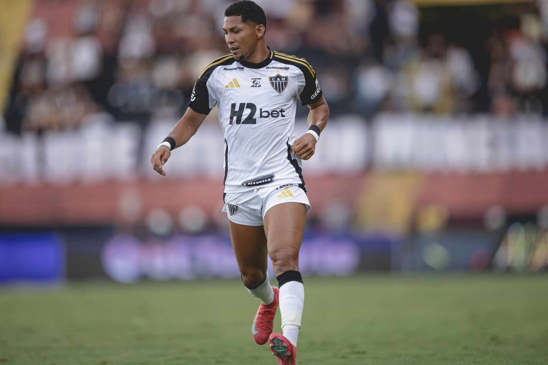 Santos esbarra em resist&ecirc;ncia de Sampaoli e aguarda decis&atilde;o do Atl&eacute;tico para contratar Rony