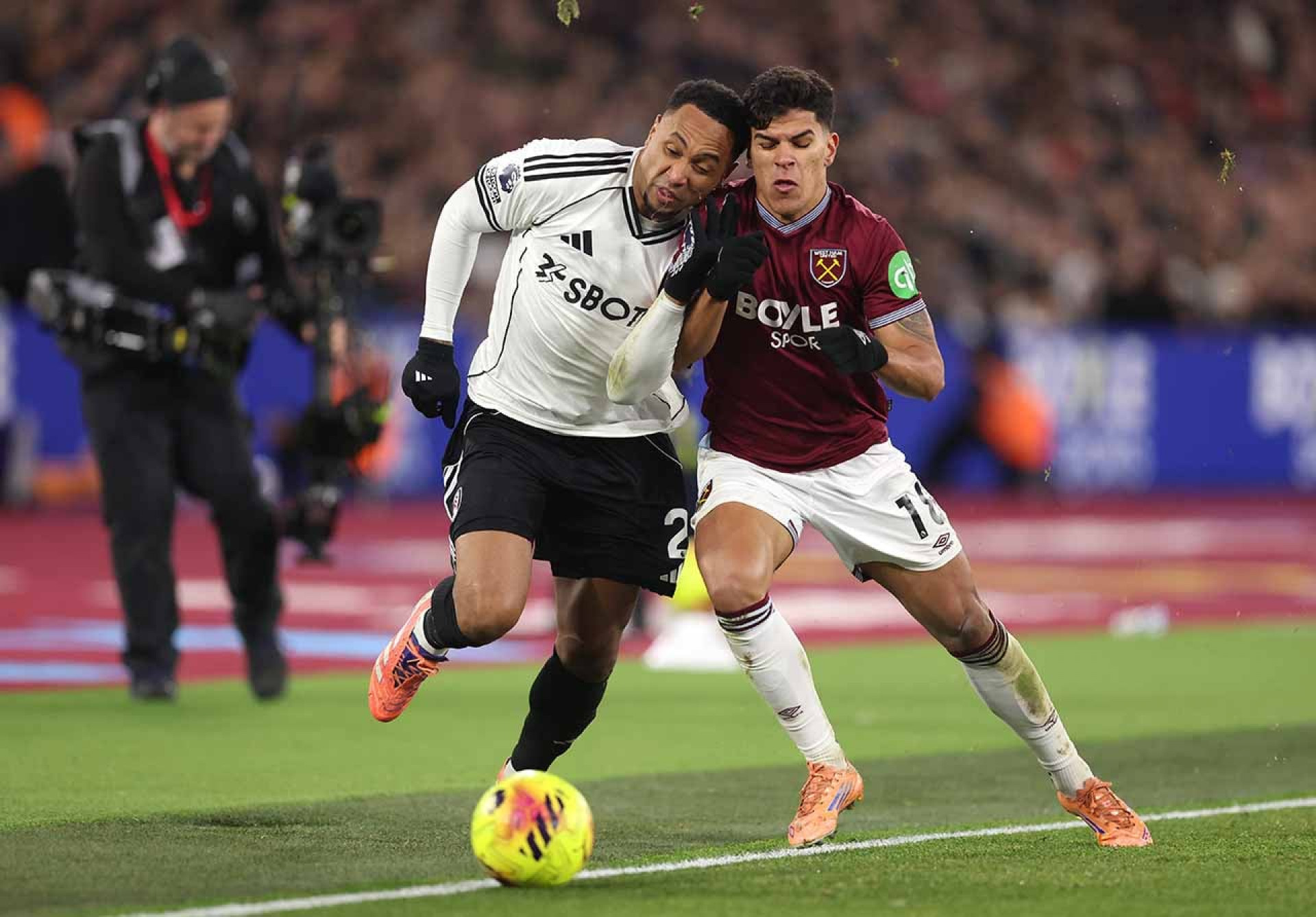 Fulham vence e afunda West Ham na Premier League