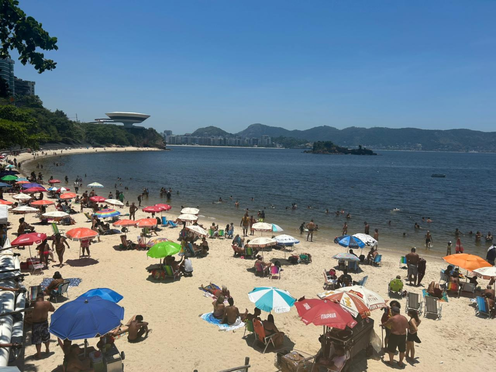 Movimentação na Praia de Boa Viagem, em Niterói - Ana Fernanda Freire/Agência O DIA