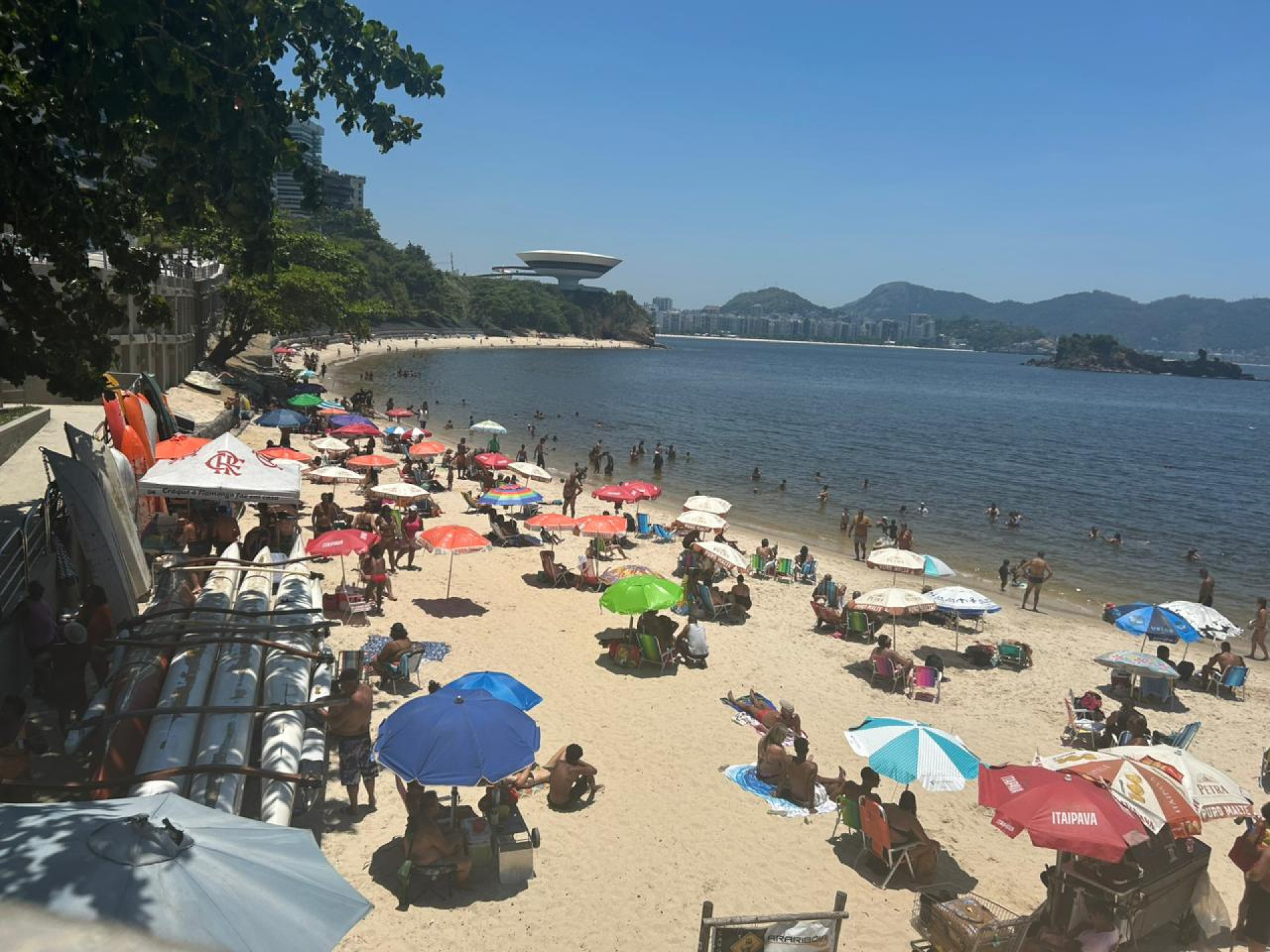 Movimentação na Praia de Boa Viagem, em Niterói - Ana Fernanda Freire/Agência O DIA