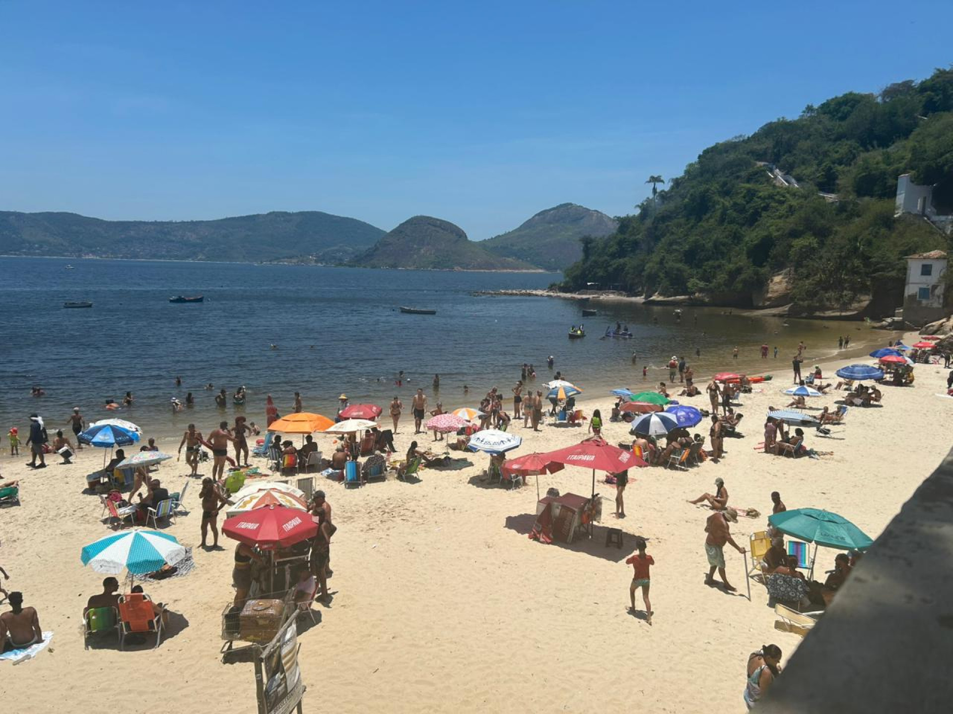 Movimentação na Praia de Boa Viagem, em Niterói - Ana Fernanda Freire/Agência O DIA