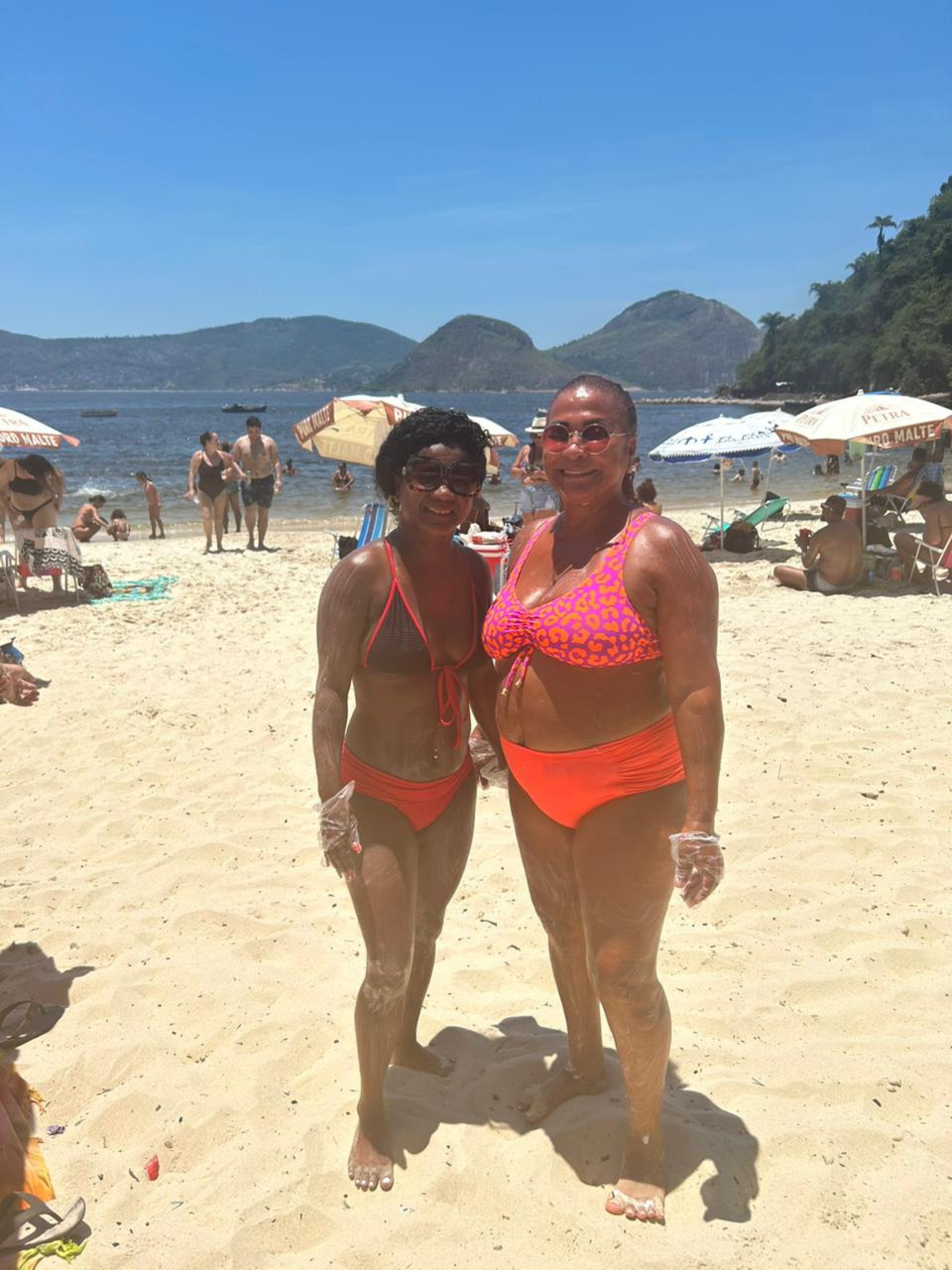 Eliana da Costa Ferreira e a amiga na Praia de Boa Viagem - Ana Fernanda Freire/Agência O DIA