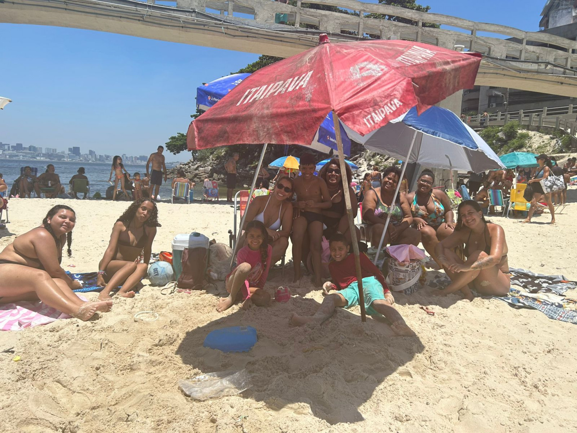 Carolina e família em Boa Viagem - Ana Fernanda Freire/Agência O DIA