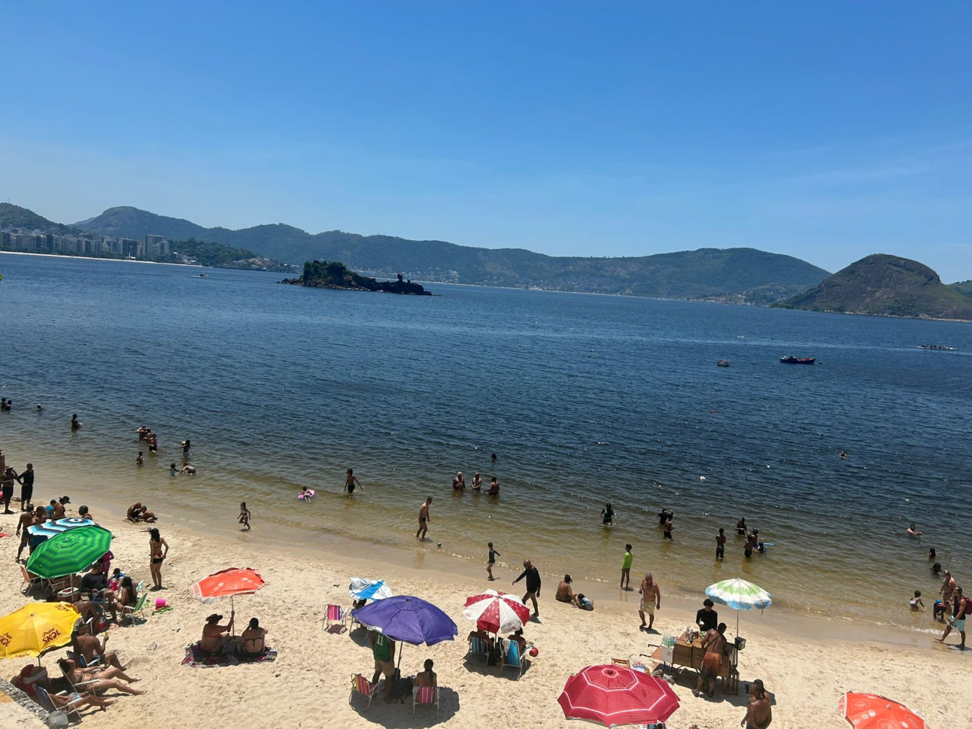 Movimentação na Praia de Boa Viagem, em Niterói - Ana Fernanda Freire/Agência O DIA