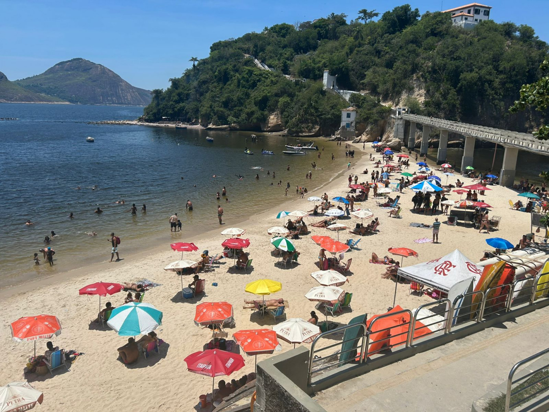 Movimentação na Praia de Boa Viagem, em Niterói - Ana Fernanda Freire/Agência O DIA