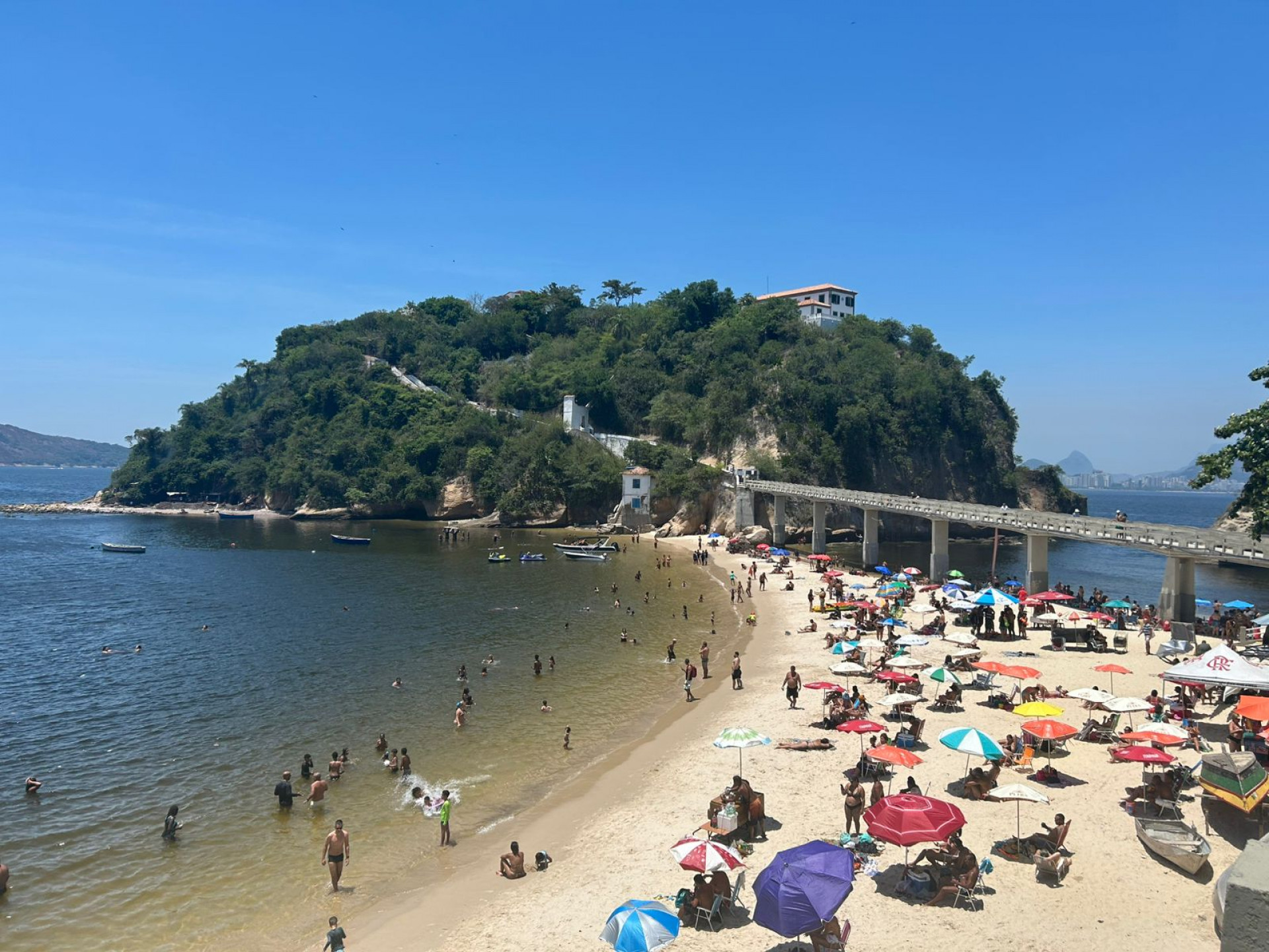 Movimentação na Praia de Boa Viagem, em Niterói - Ana Fernanda Freire/Agência O DIA