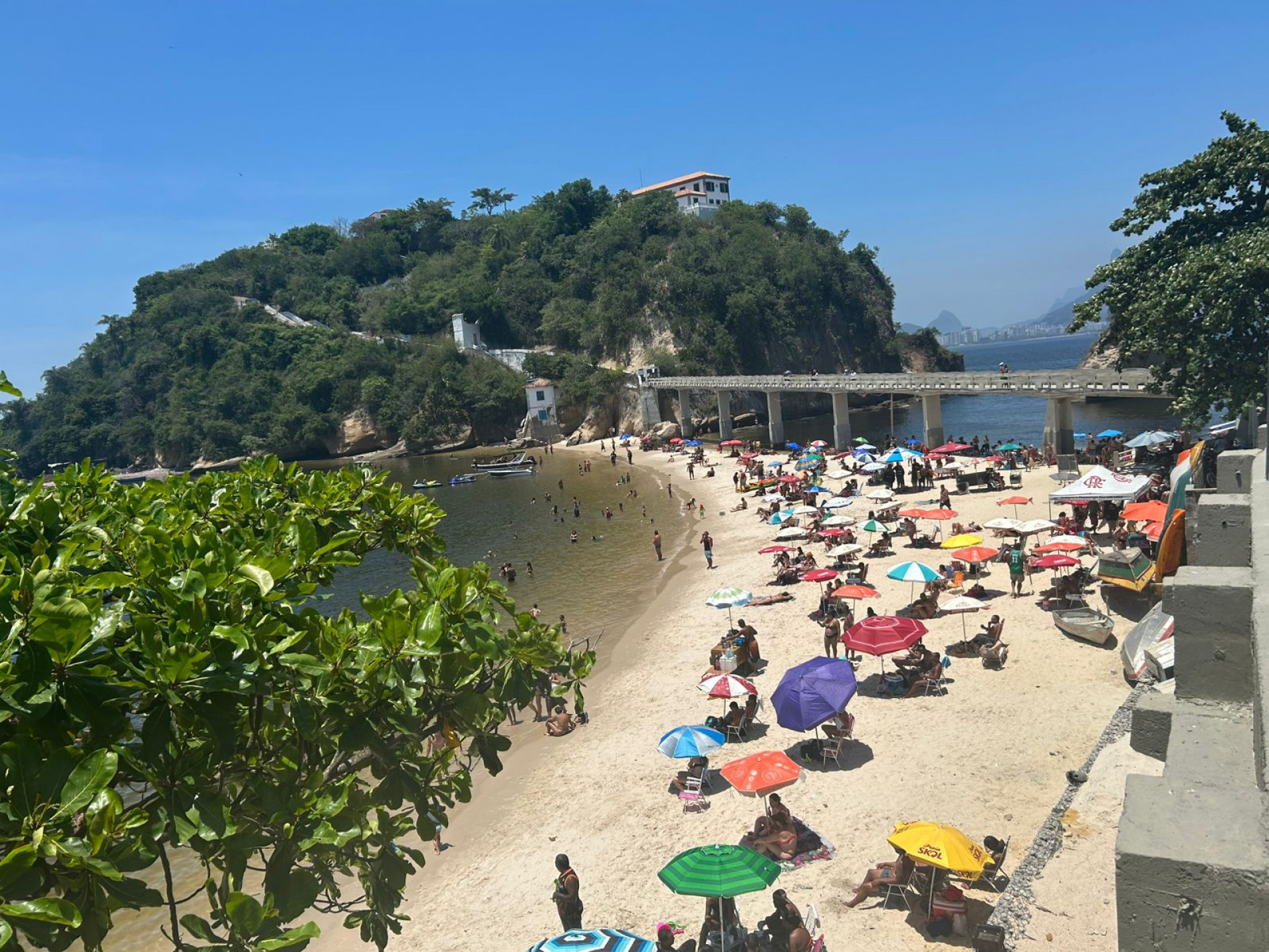Movimentação na Praia de Boa Viagem, em Niterói - Ana Fernanda Freire/Agência O DIA
