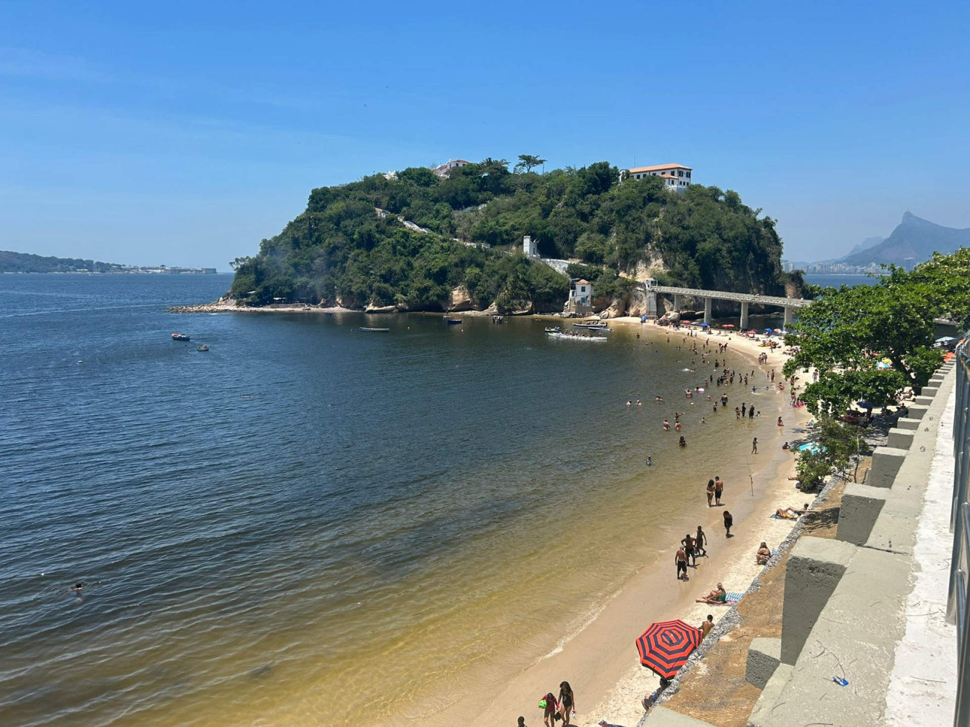 Movimentação na Praia de Boa Viagem, em Niterói - Ana Fernanda Freire/Agência O DIA