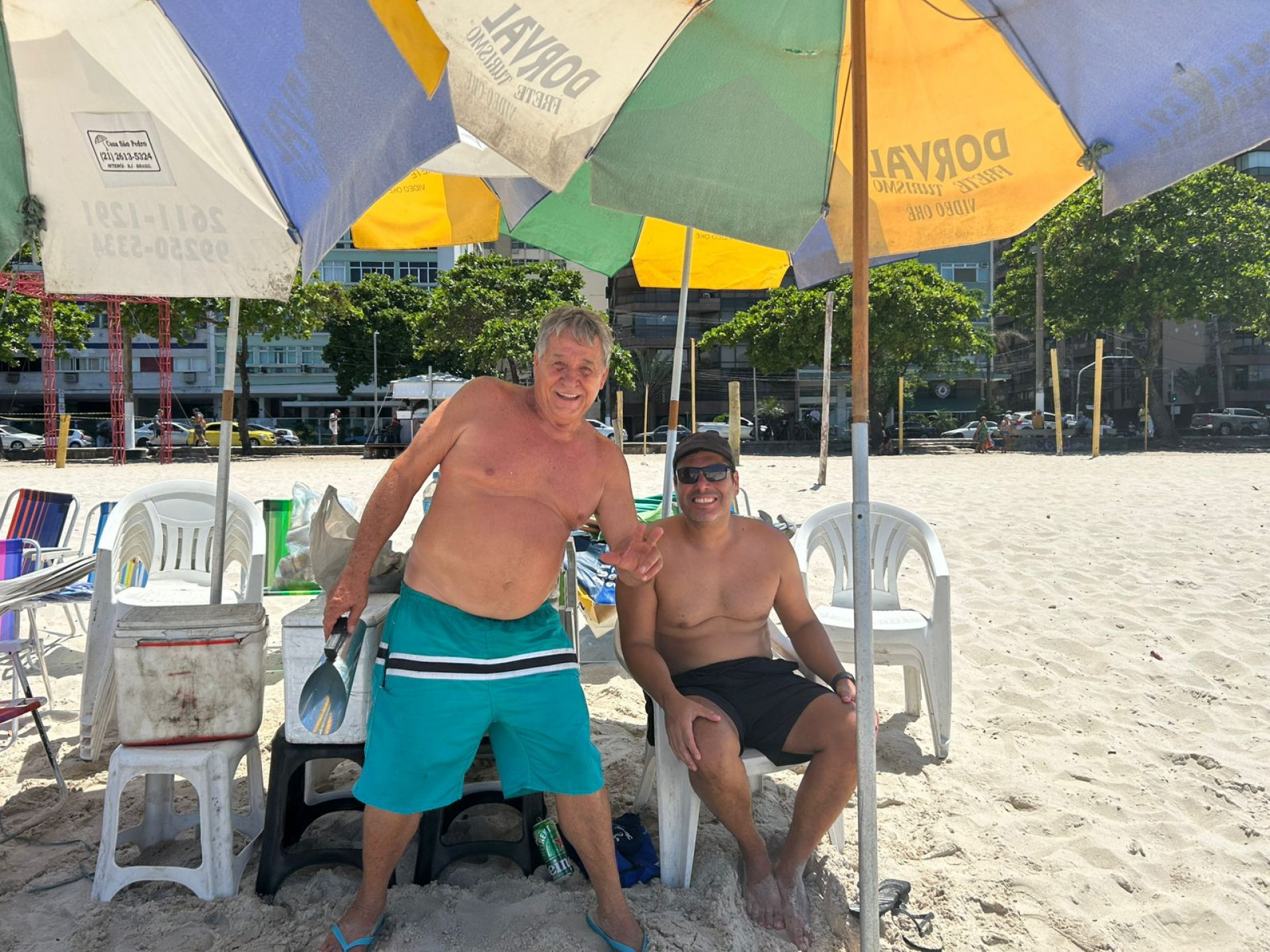 Dorval (em pé) e o cliente Gustavo - Ana Fernanda Freire