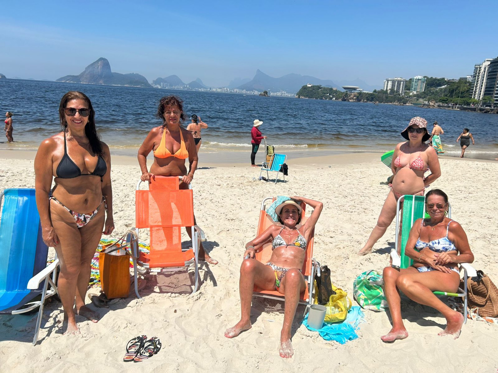 Grupo de aposentadas aproveitando a Praia de Icaraí - Ana Fernanda Freire/Agência O DIA