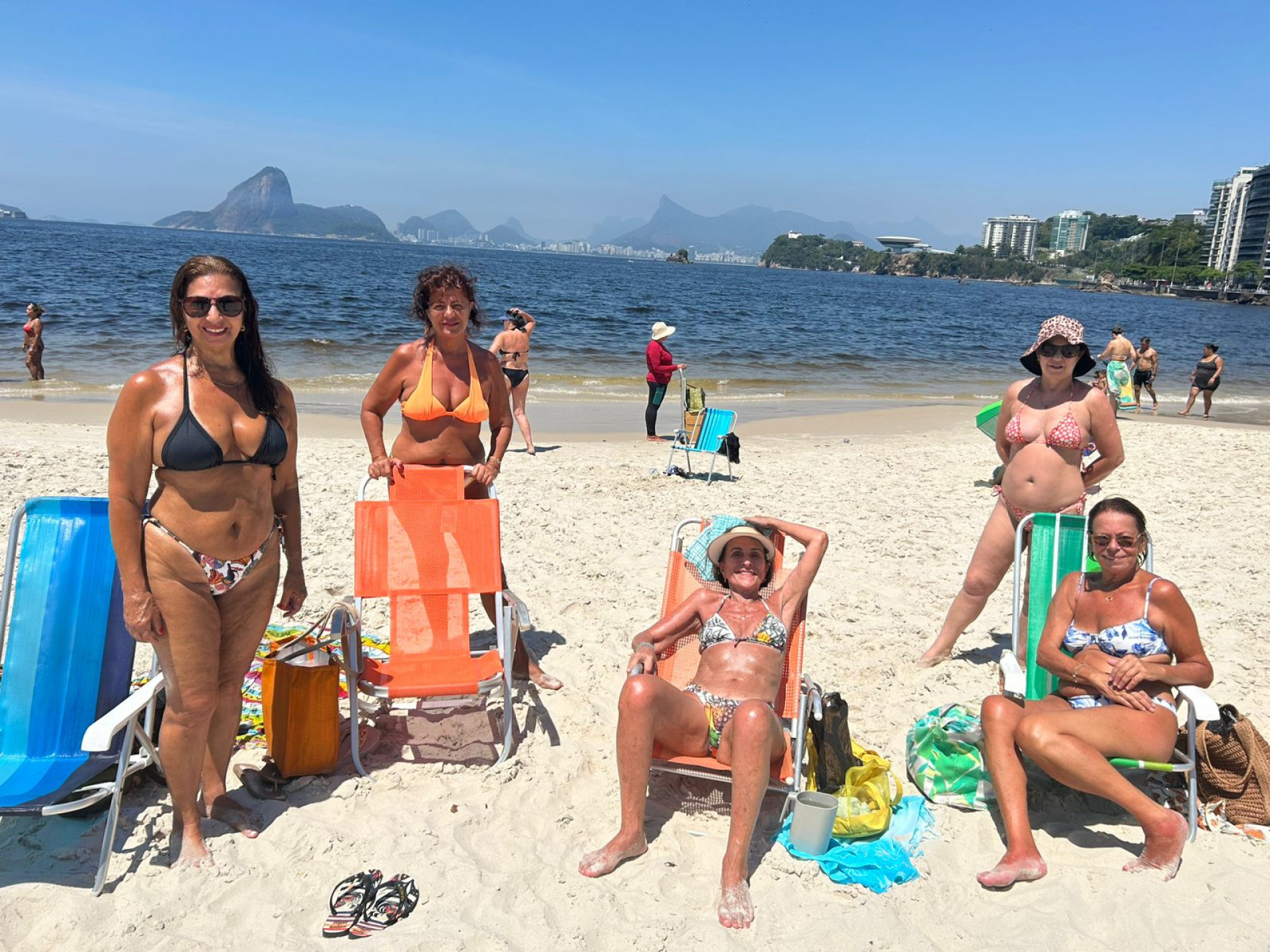 Grupo de aposentadas aproveitando a Praia de Icaraí - Ana Fernanda Freire/Agência O DIA