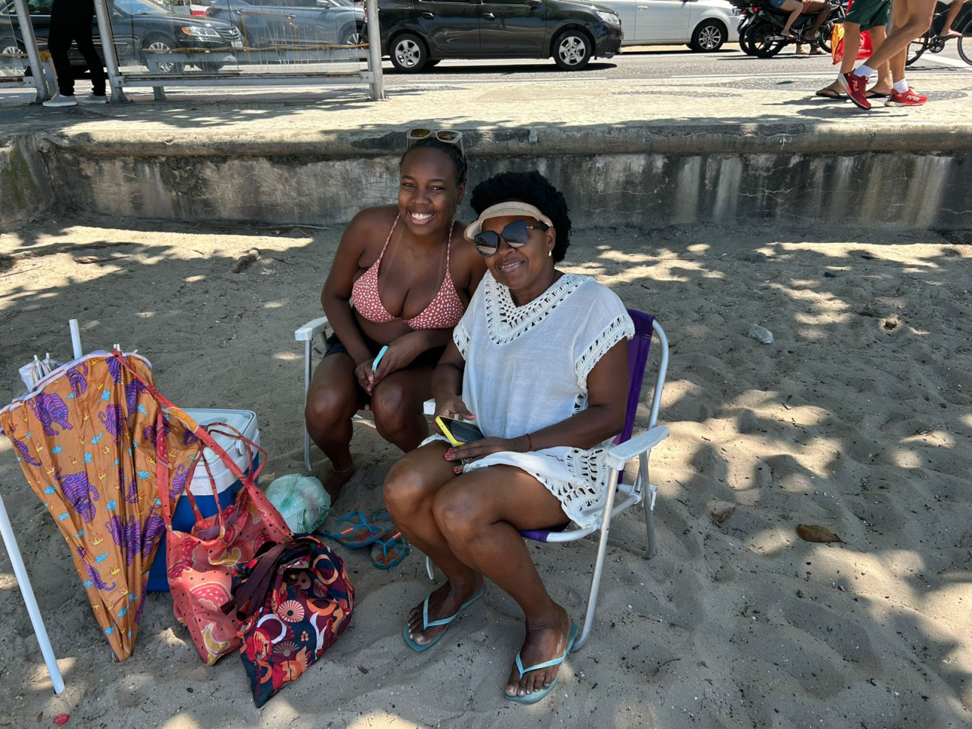 Norma Sueli, 50 anos, e Suellen Miranda, 22, na Praia de Icaraí - Ana Fernanda Freire/Agência O DIA