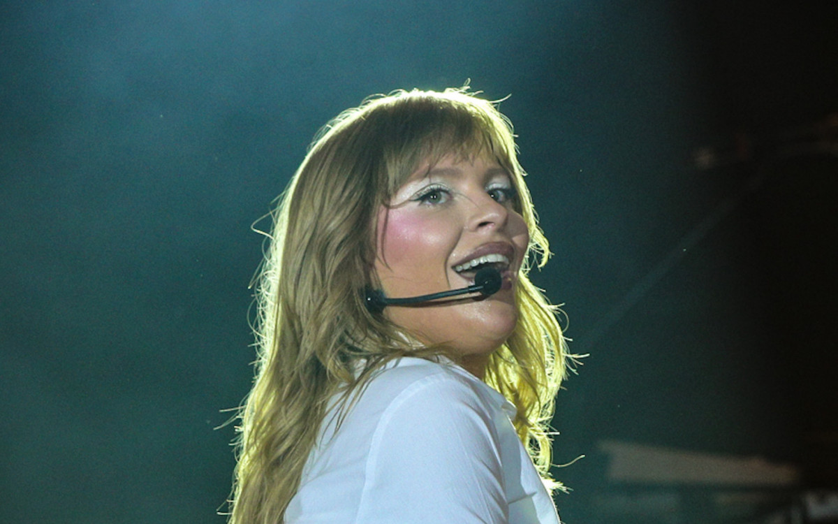 Lu&iacute;sa Sonza dan&ccedil;a no palco