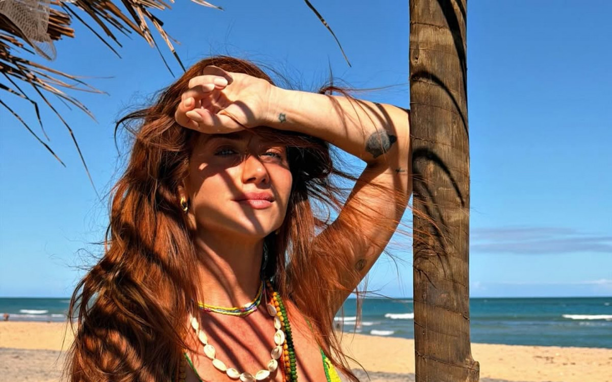 De biqu&iacute;ni, Giovanna Ewbank curte dia de praia em Cara&iacute;va, na Bahia