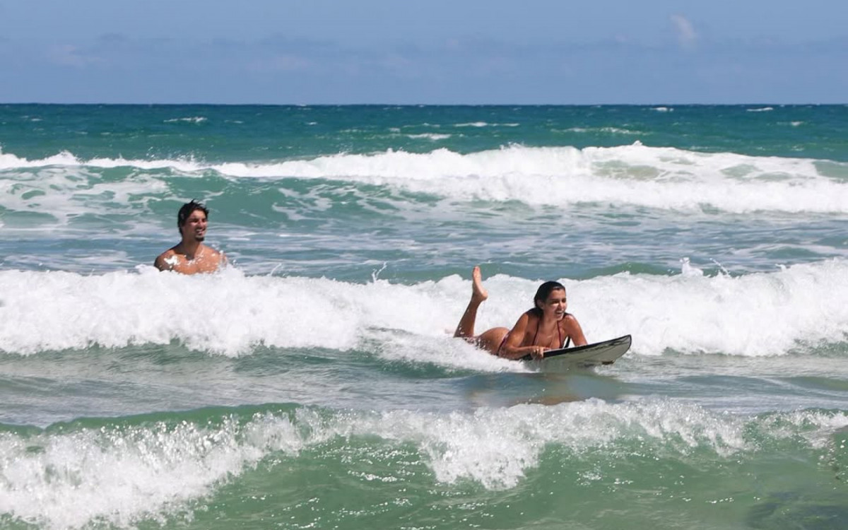 Isabella Arantes 'pega onda' ao lado do namorado, Gabriel Medina