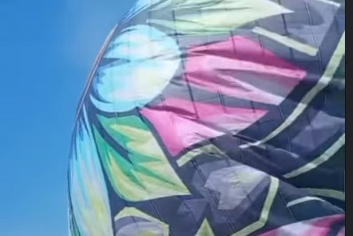 Banhistas são surpreendidos com queda de balão na Praia de Itaipu 