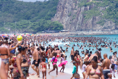 Com máxima de 36,7°C, cariocas e turistas lotam praias do Rio no último domingo do ano