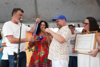 Luiz Antonio Simas e Cordão da Bola Preta são homenageados pelo deputado Vitor Junior