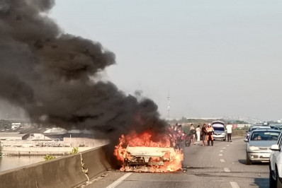 Carro pega fogo na Linha Vermelha, na altura do aeroporto Galeão