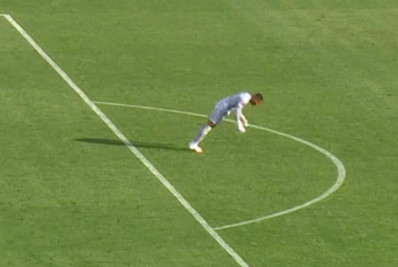 Goleiro desmaia, segue no jogo e torna-se herói em resultado histórico