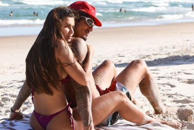 Gabriel Medina e Isabella Arantes curtem dia de praia