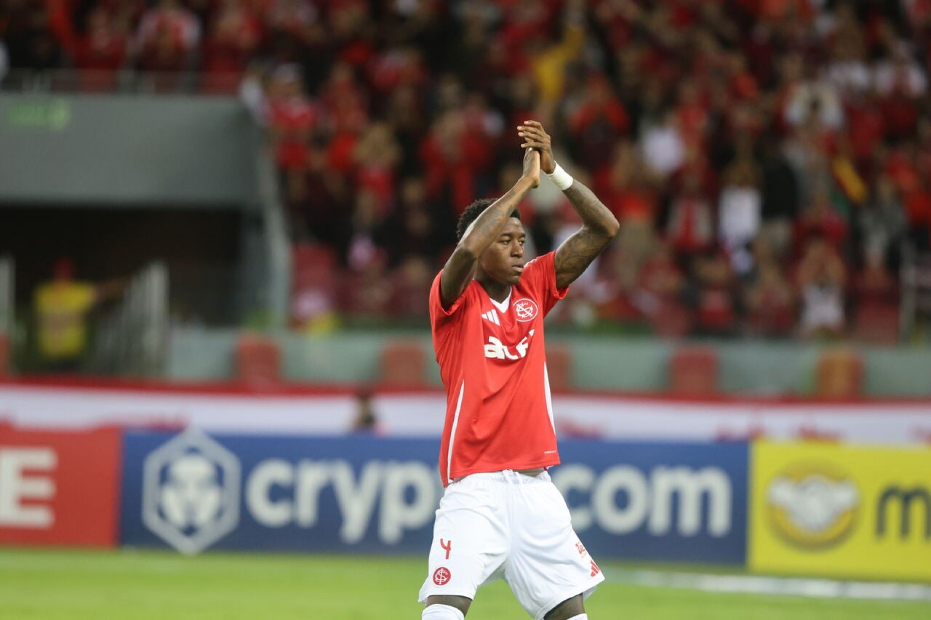 Negocia&ccedil;&atilde;o do Flamengo com Internacional por Vit&atilde;o “trava”