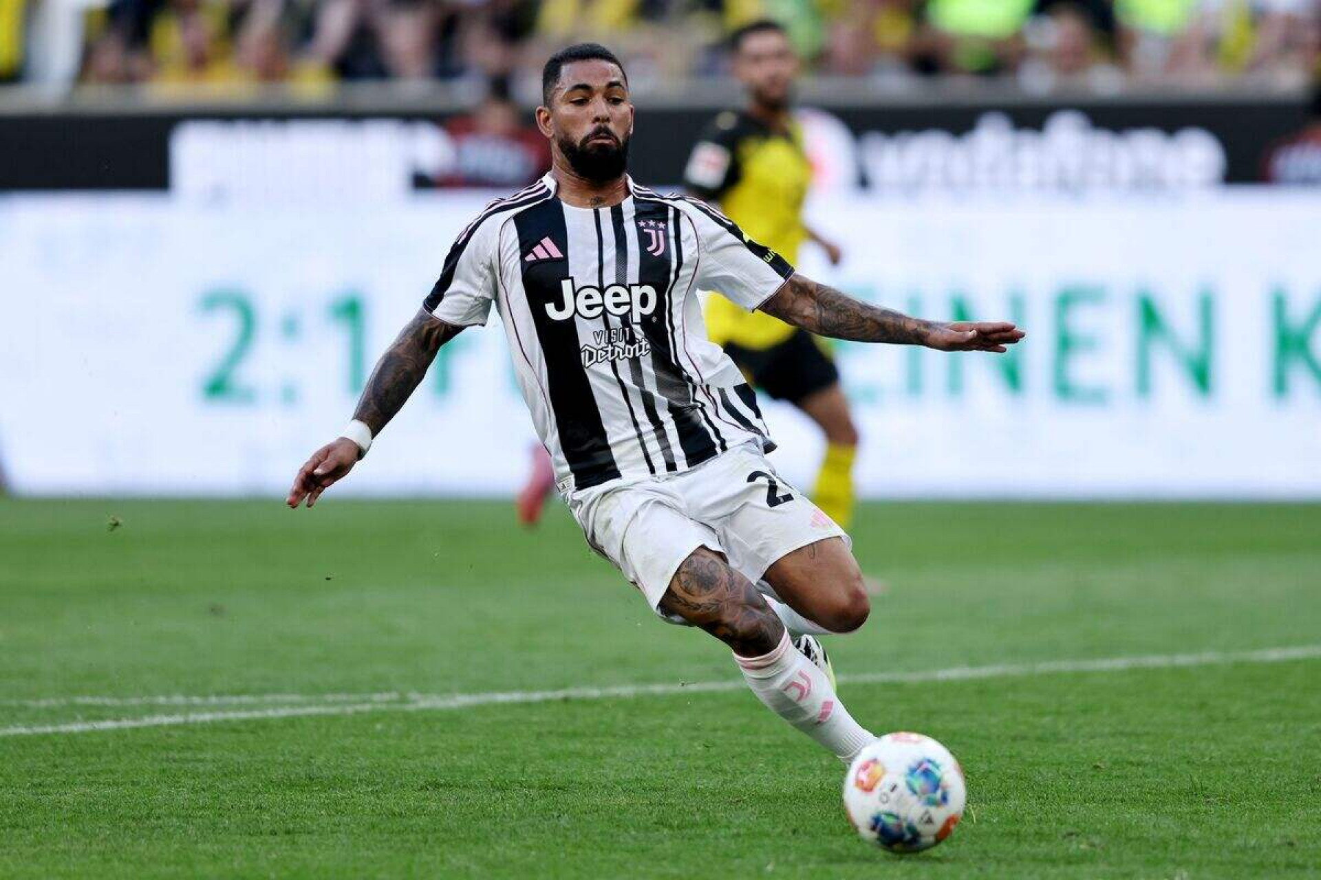 Vasco avalia contrata&ccedil;&atilde;o de Douglas Luiz, do Nottingham Forest