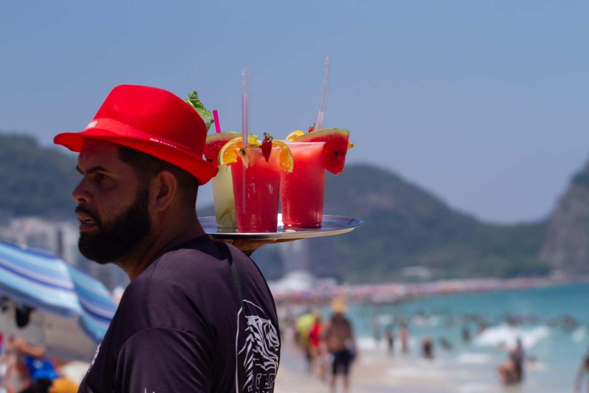 Praia de Copacabana ficou lotada com a presença de cariocas e turistas neste domingo (28) - Érica Martin / Agência O Dia