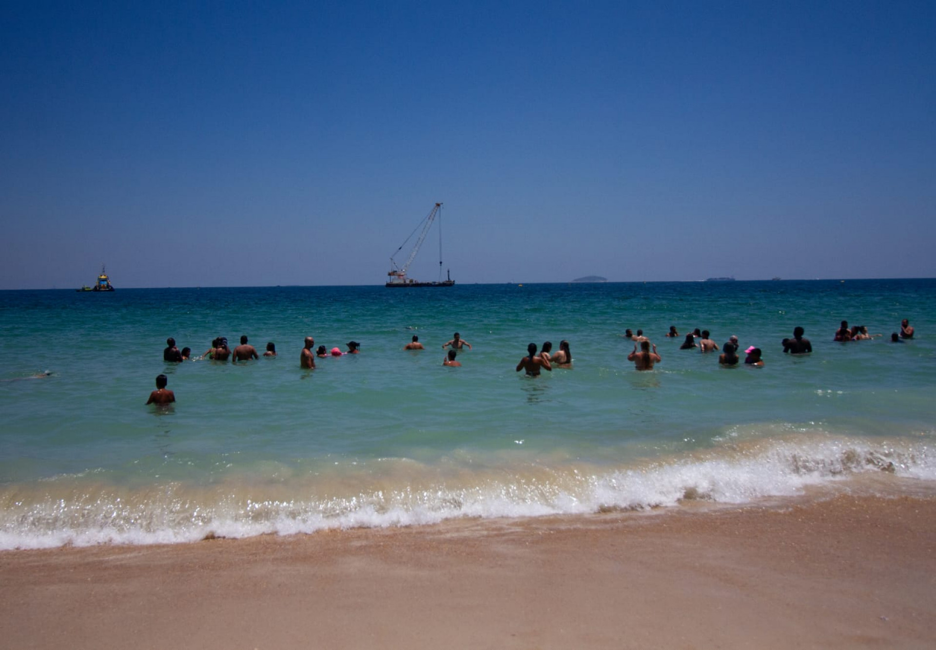 Praia de Copacabana ficou lotada com a presença de cariocas e turistas neste domingo (28) - Érica Martin / Agência O Dia