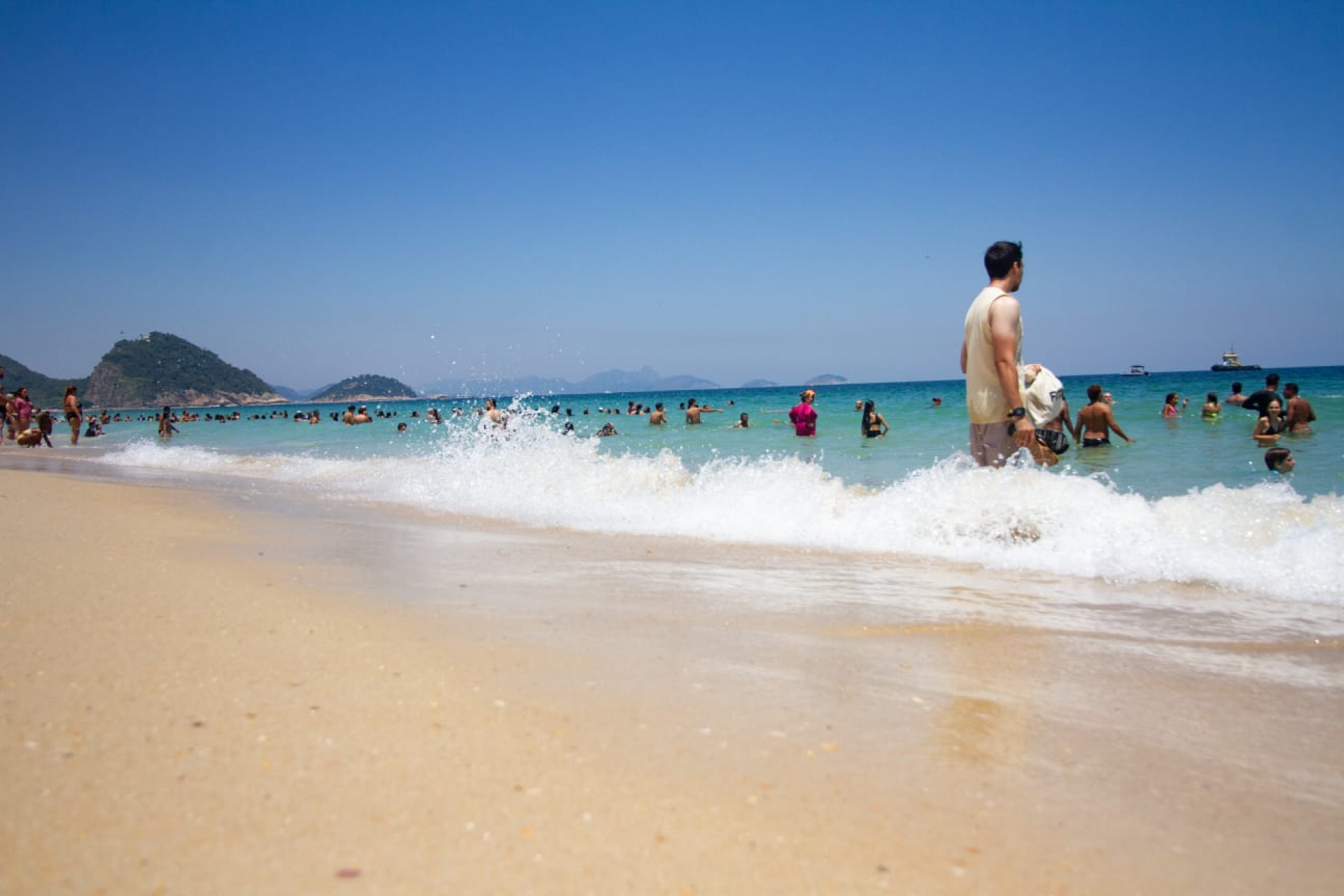Praia de Copacabana ficou lotada com a presença de cariocas e turistas neste domingo (28) - Érica Martin / Agência O Dia