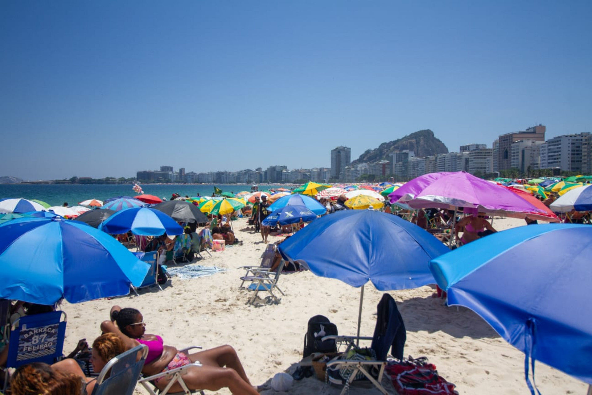 Praia de Copacabana ficou lotada com a presença de cariocas e turistas neste domingo (28) - Érica Martin / Agência O Dia