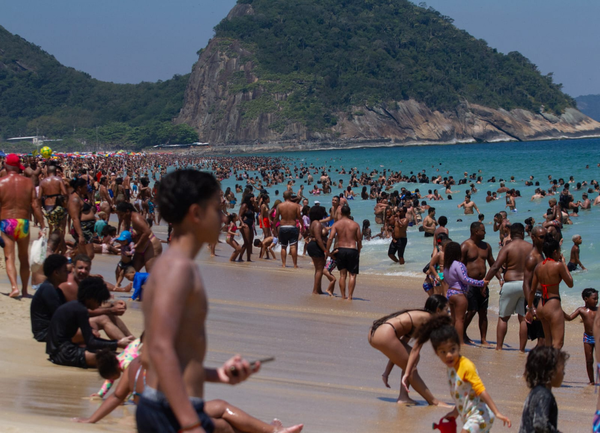 Praia de Copacabana ficou lotada com a presença de cariocas e turistas neste domingo (28) - Érica Martin / Agência O Dia