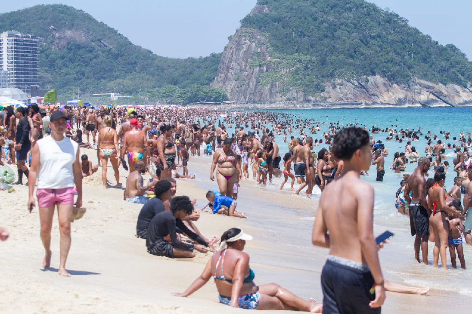Praia de Copacabana ficou lotada com a presença de cariocas e turistas neste domingo (28) - Érica Martin / Agência O Dia