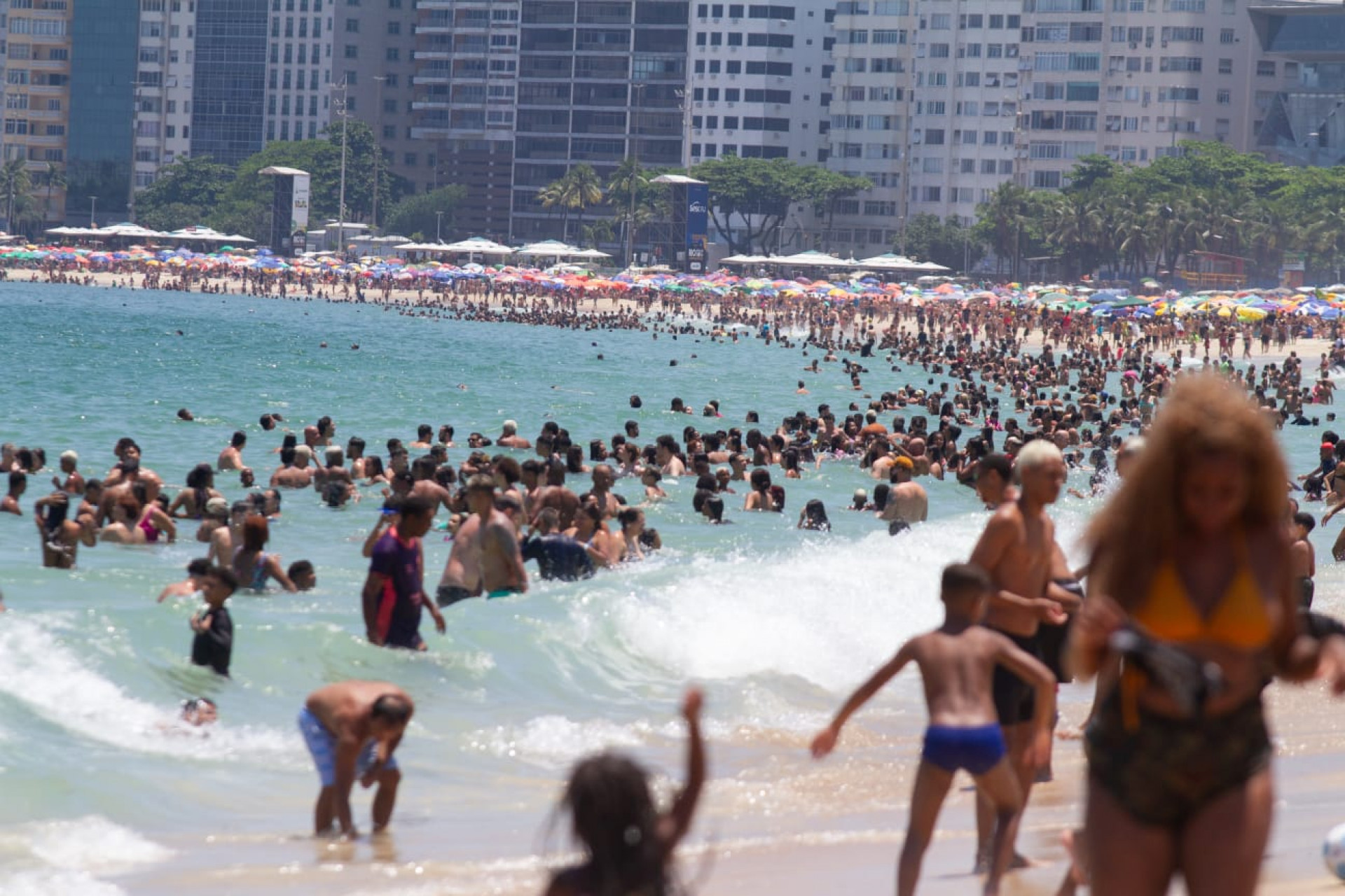 Praia de Copacabana ficou lotada com a presença de cariocas e turistas neste domingo (28) - Érica Martin / Agência O Dia