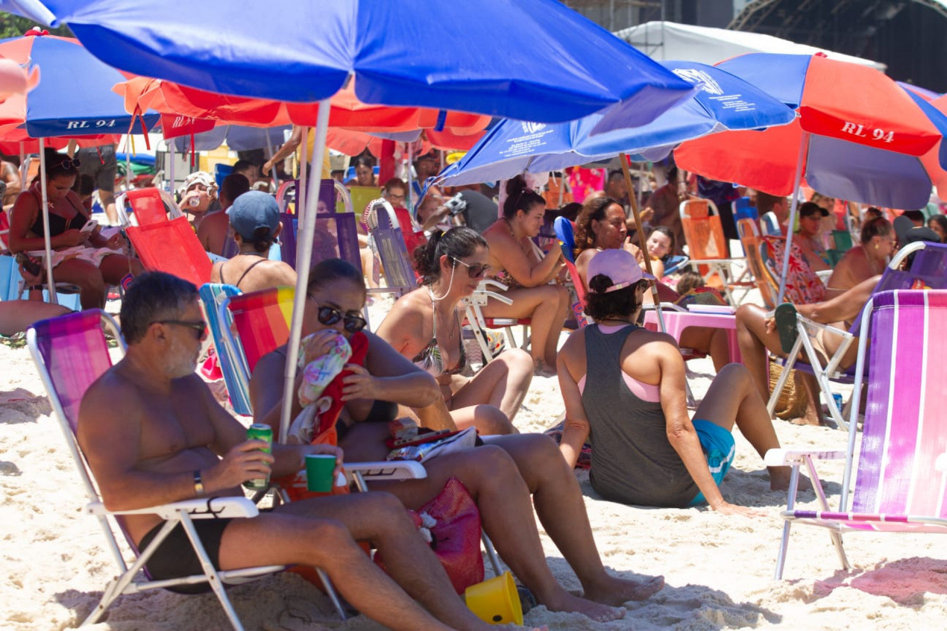 Praia de Copacabana ficou lotada com a presença de cariocas e turistas neste domingo (28) - Érica Martin / Agência O Dia