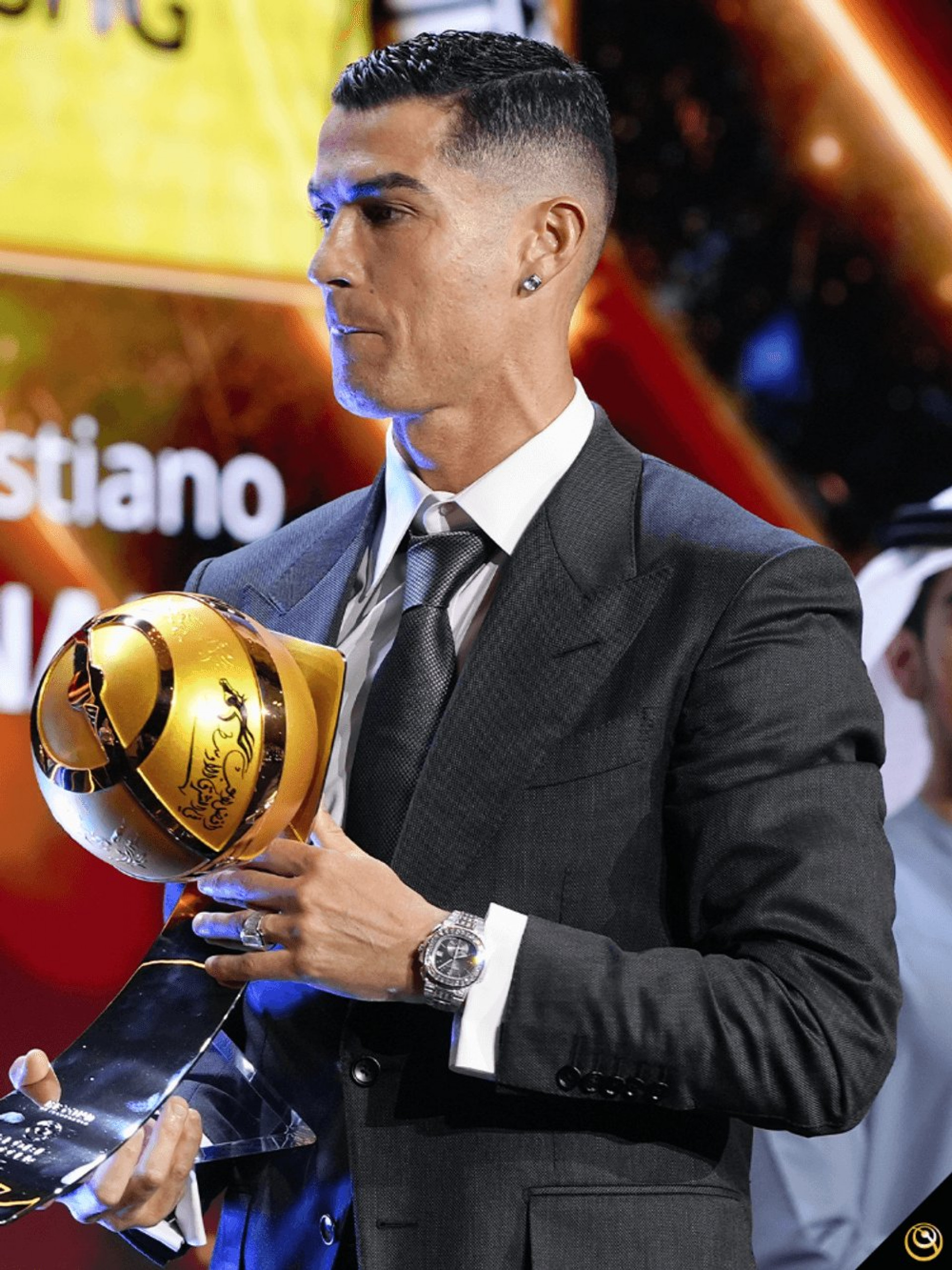 Cristiano Ronaldo recebeu o prêmio de melhor jogador do Oriente Médio 