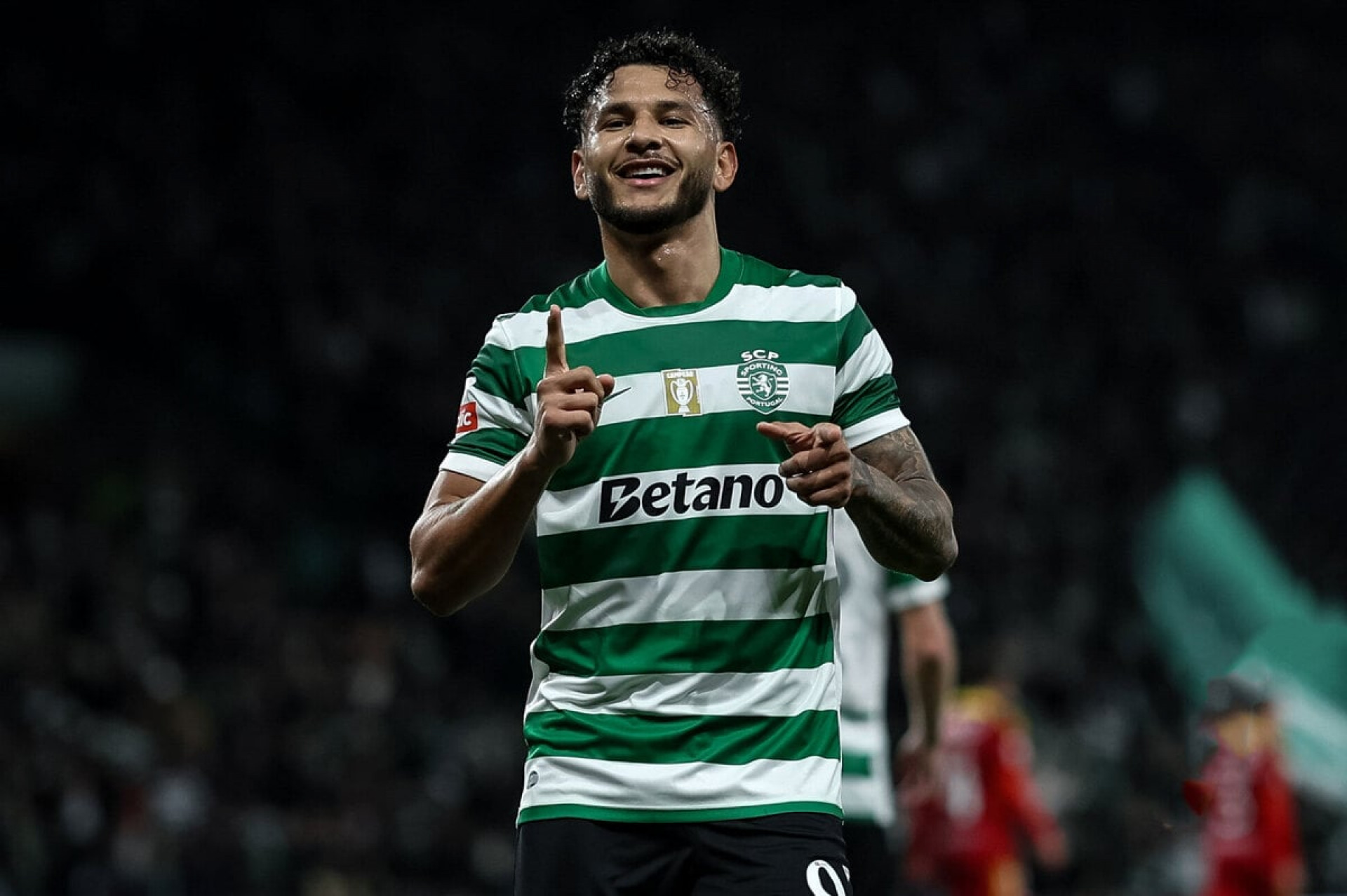 Sporting goleia o Rio Ave para colar no l&iacute;der Porto