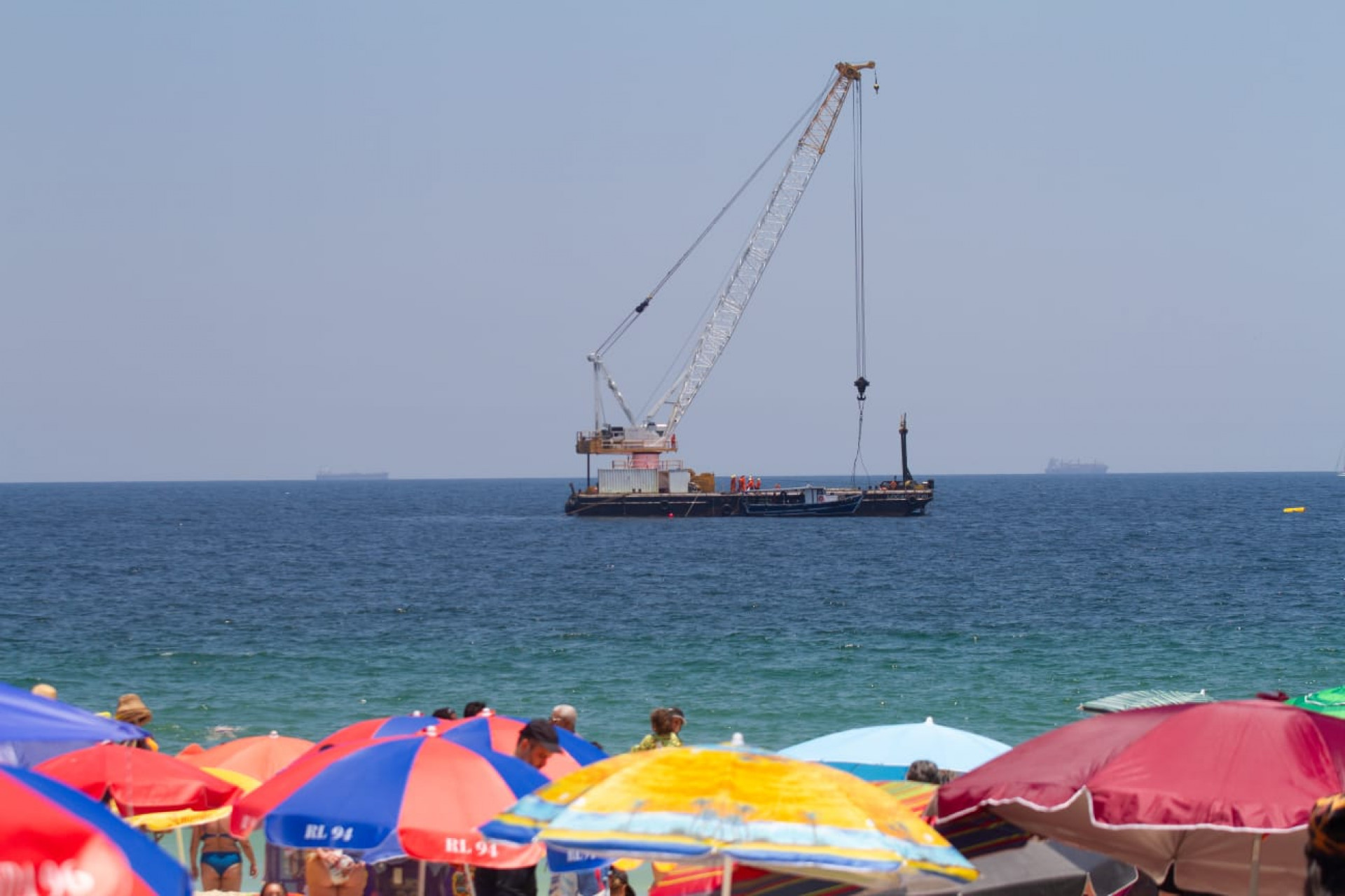 Balsa com guindaste trabalha para retirada de destroços do monomotor em Copacabana - Érica Martin / Agência O Dia