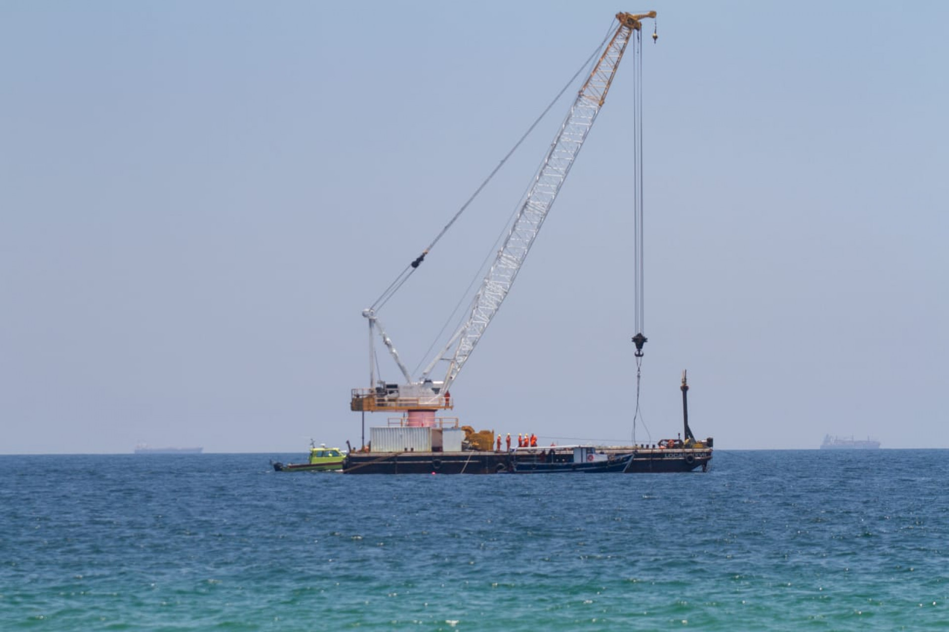 Balsa com guindaste trabalha para retirada de destroços do monomotor em Copacabana - Érica Martin / Agência O Dia