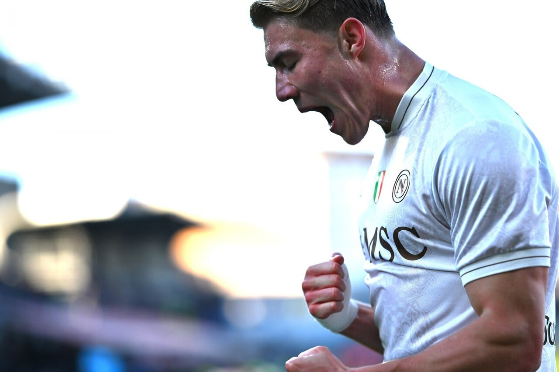 Napoli vence fora de casa e p&otilde;e press&atilde;o nos l&iacute;deres do Italiano