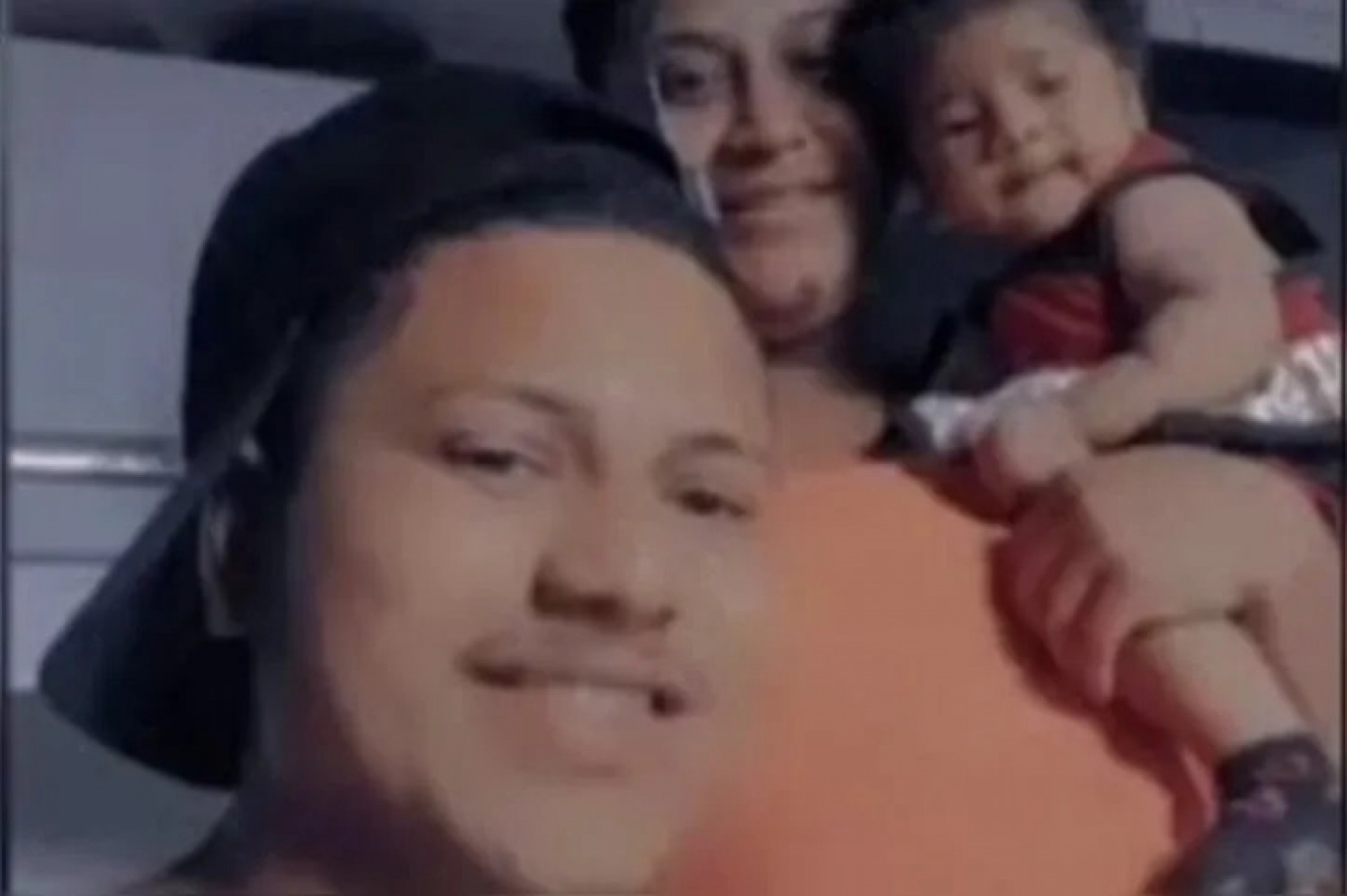 Felipe e Débora (os adultos na foto) estão entre vítimas do acidente na BR-101 - Reprodução / Redes Sociais