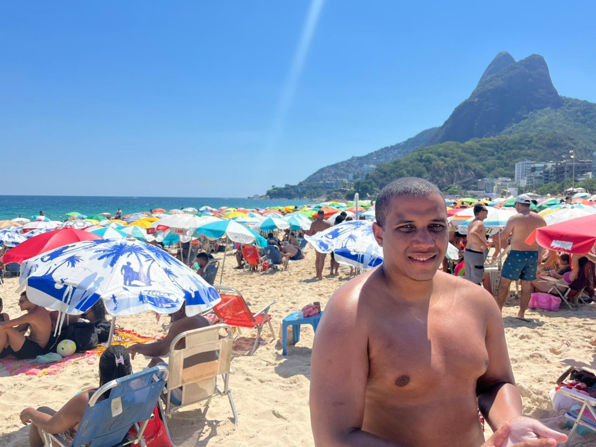 Rafael Mendonça reforçou o protetor solar neste domingo - Fred Vidal / Agência O Dia